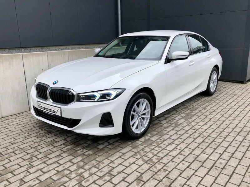 Mehrere Fahrzeuge im Bild