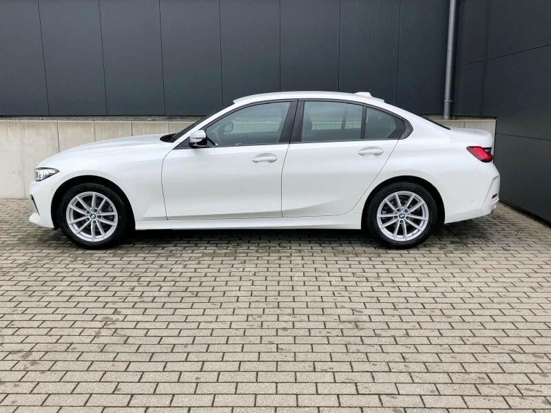 BMW 318i Limousine von der Seite in Weiß