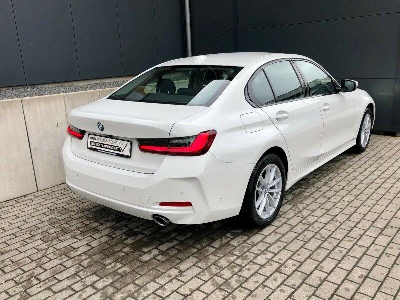 BMW 318i Limousine von hinten in Weiß