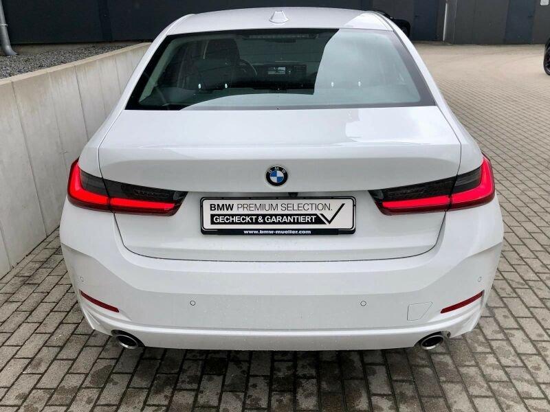 BMW 318i Limousine von hinten in Weiß