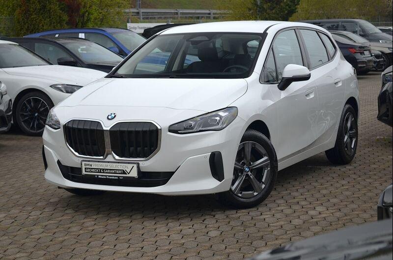BMW 220i Active Tourer von vorne in Weiß