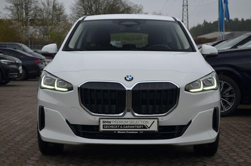 BMW 220i Active Tourer von vorne in Weiß