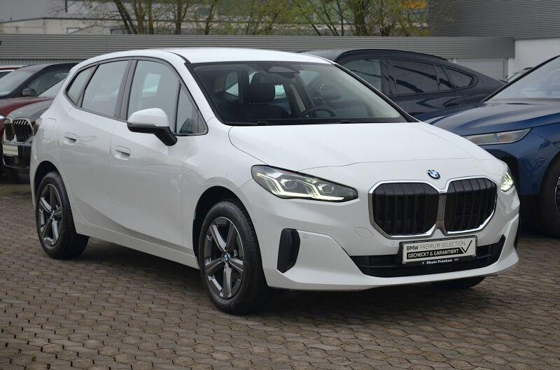 BMW 220i Active Tourer von vorne in Weiß