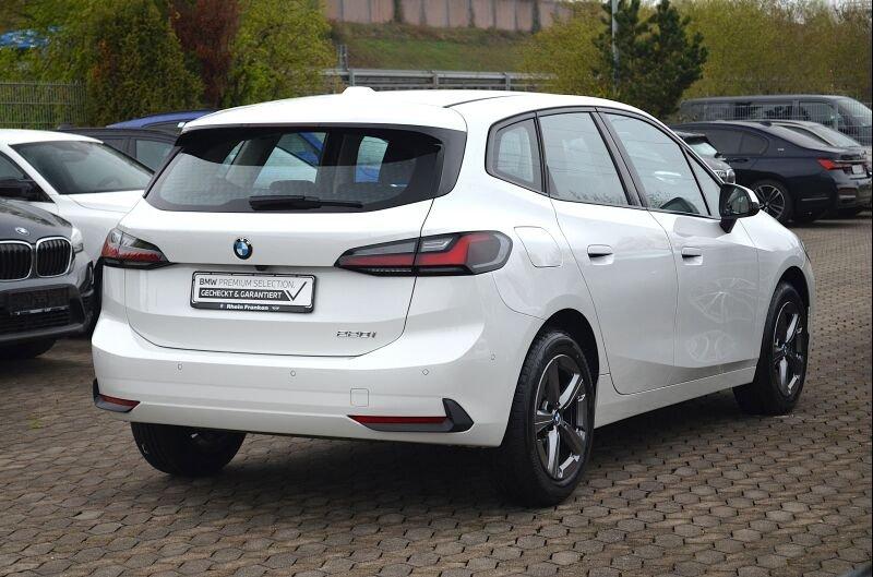 BMW 220i Active Tourer von hinten in Weiß