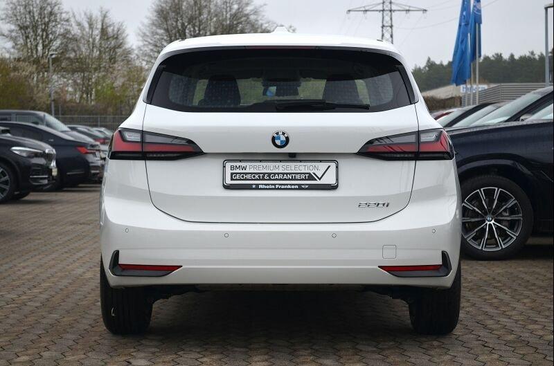 BMW 220i Active Tourer von hinten in Weiß