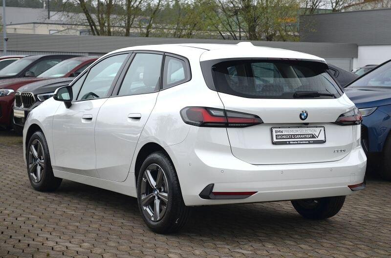 BMW 220i Active Tourer von hinten in Weiß