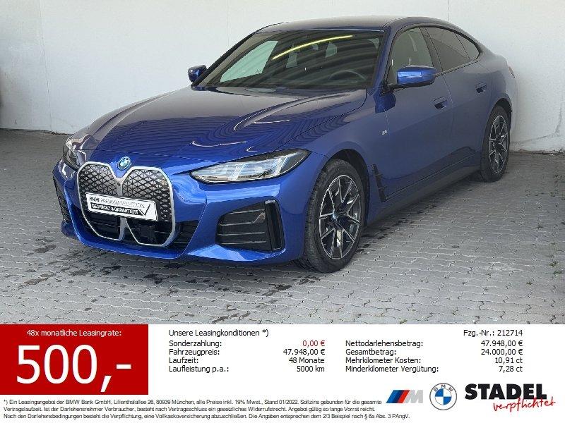 Mehrere Fahrzeuge im Bild