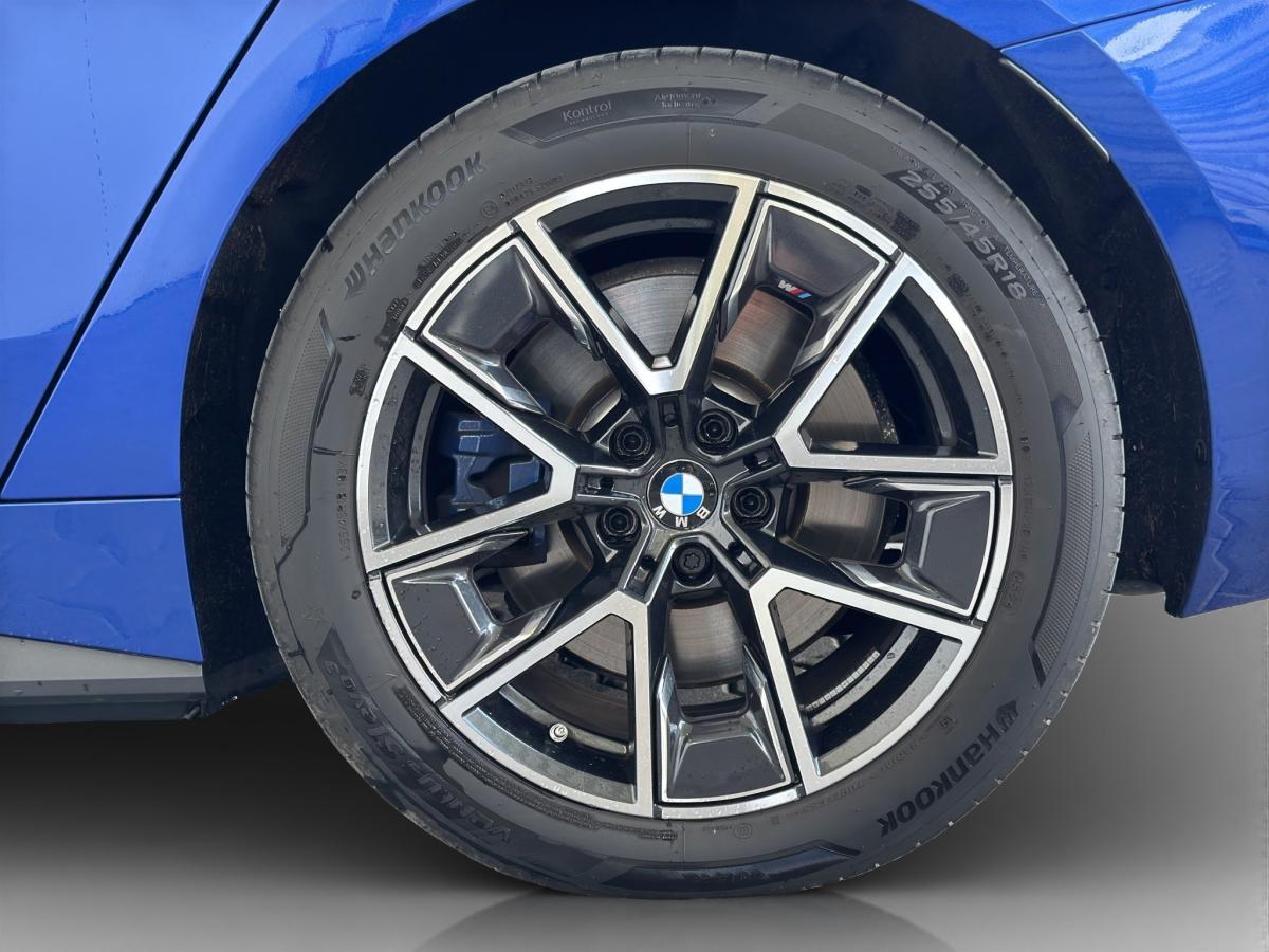 BMW i4 eDrive40 Gran Coupe mit Detailansicht auf die Felgen