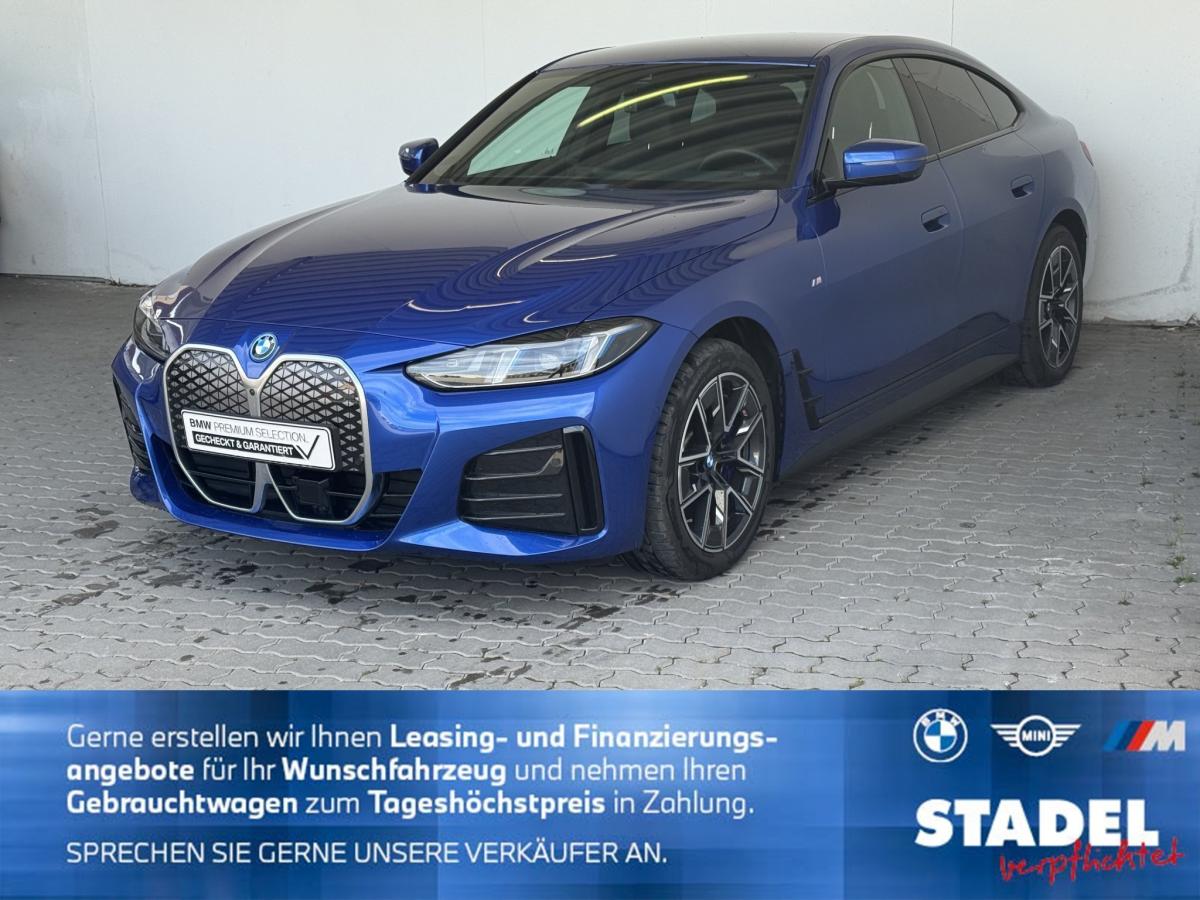 Mehrere Fahrzeuge im Bild