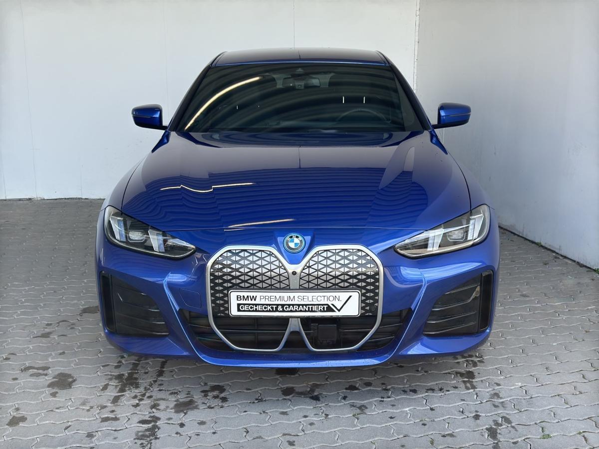 BMW i4 eDrive40 Gran Coupe von vorne in Blau