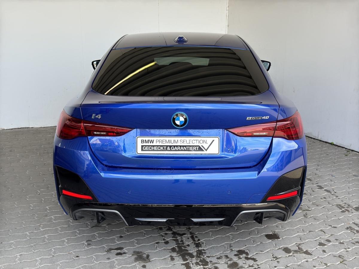BMW i4 eDrive40 Gran Coupe von hinten in Blau