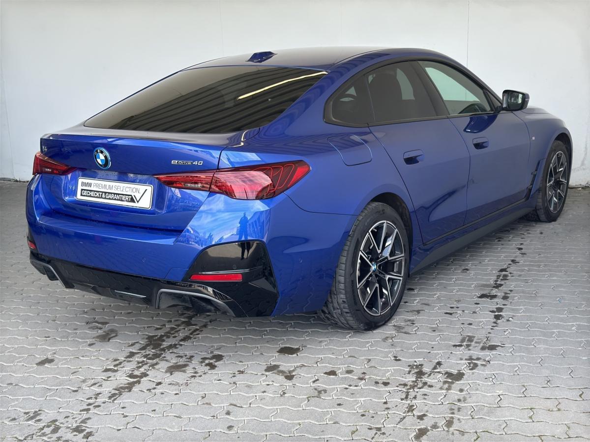 BMW i4 eDrive40 Gran Coupe von hinten in Blau