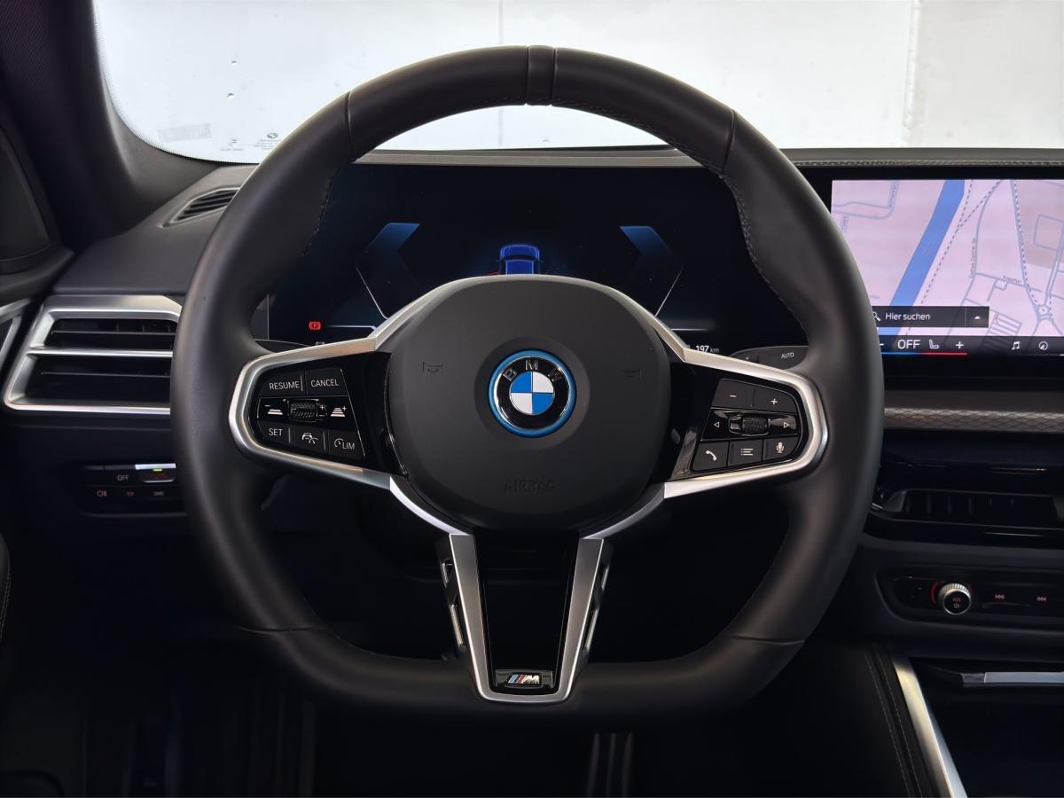 BMW i4 eDrive40 Gran Coupe im Innenraum