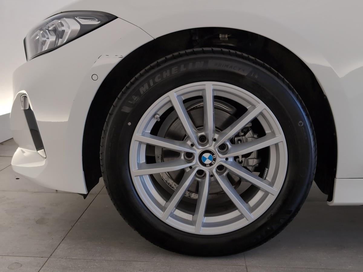 BMW 318i Limousine mit Detailansicht auf die Felgen