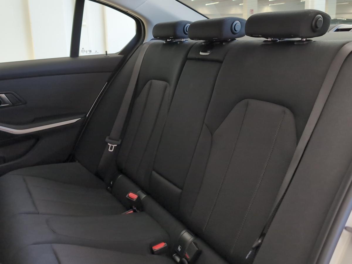 BMW 318i Limousine im Innenraum