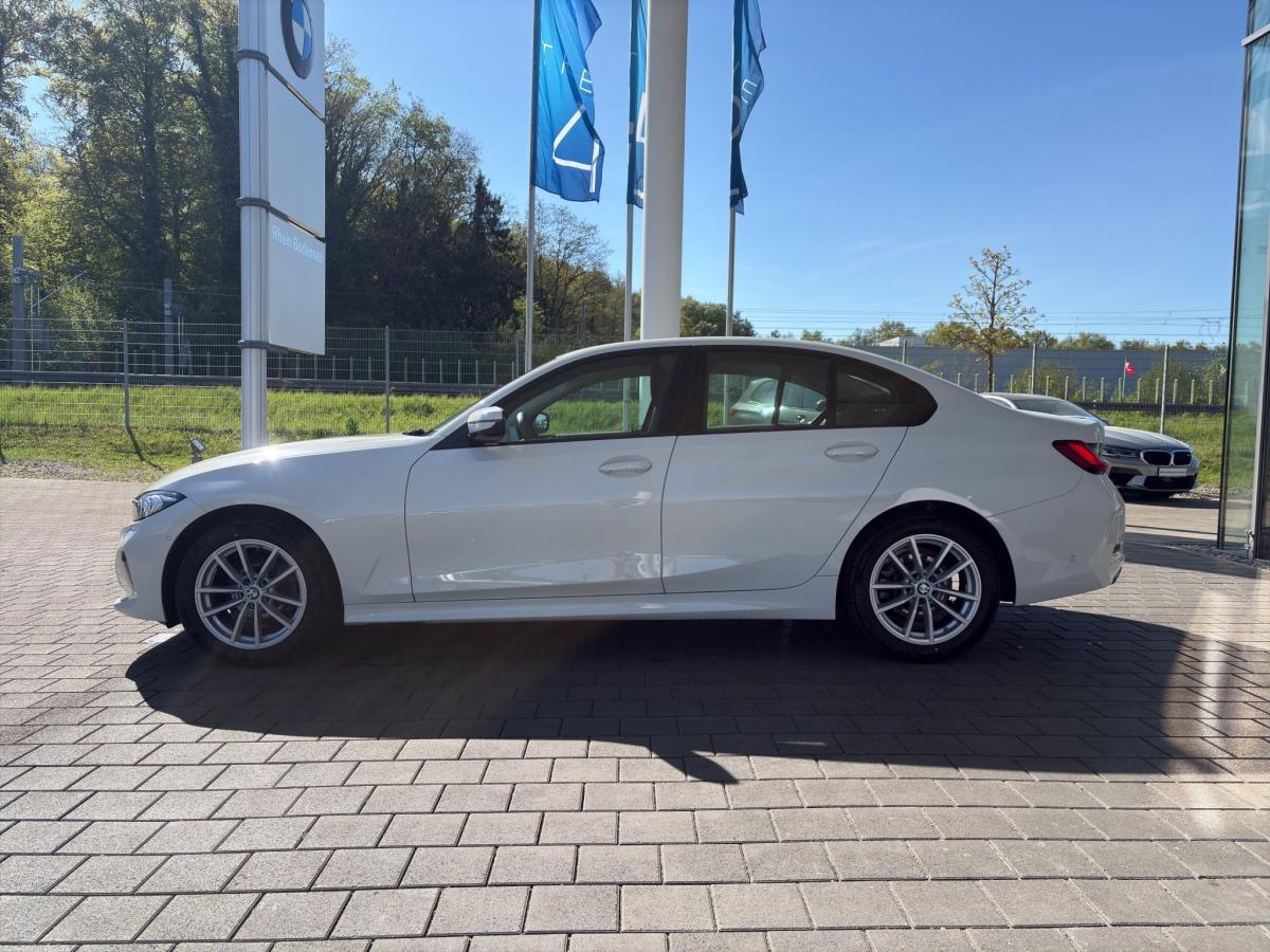BMW 318i Limousine von der Seite in Weiß