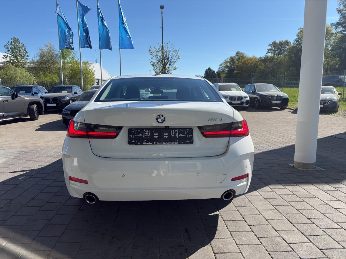 BMW 318i Limousine von hinten in Weiß