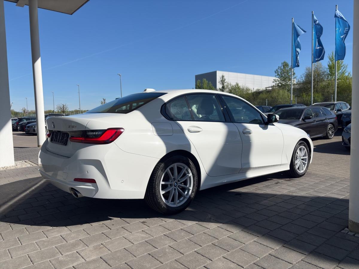 BMW 318i Limousine von hinten in Weiß