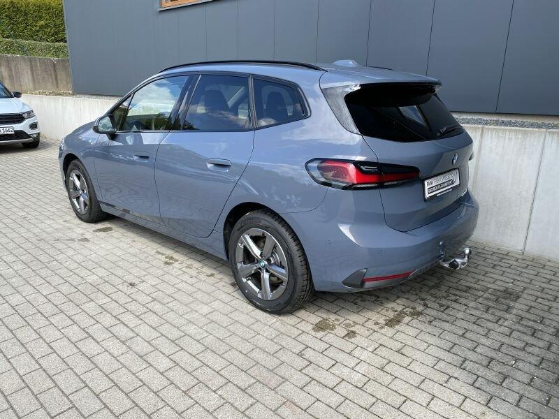 BMW 220i Active Tourer von hinten in Grau