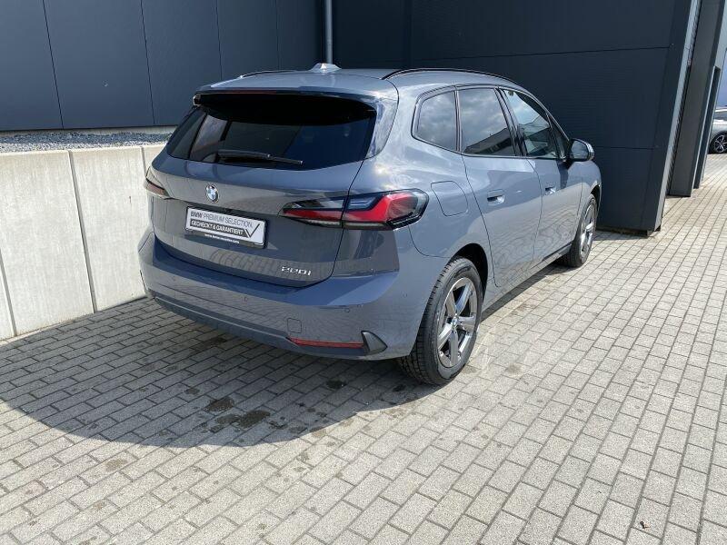 BMW 220i Active Tourer von hinten in Grau