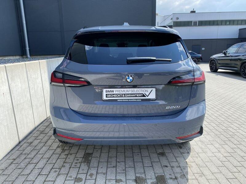 BMW 220i Active Tourer von hinten in Grau