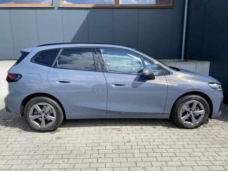 BMW 220i Active Tourer von der Seite in Grau