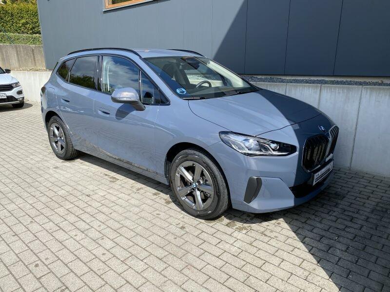 BMW 220i Active Tourer von der Seite in Grau