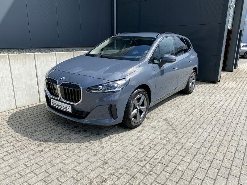 BMW 220i Active Tourer von vorne in Grau