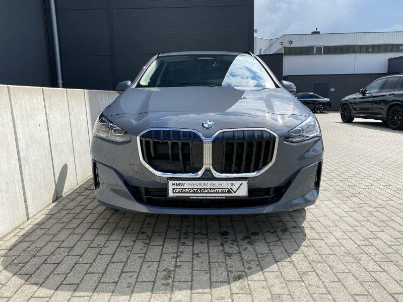BMW 220i Active Tourer von vorne in Grau