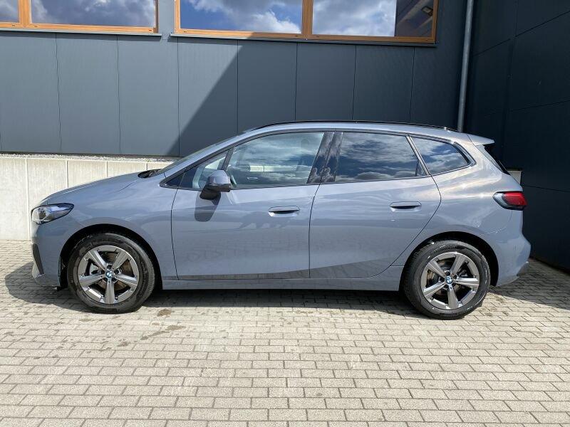 BMW 220i Active Tourer von der Seite in Grau