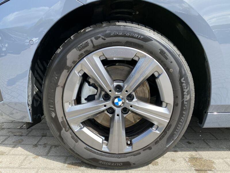 BMW 220i Active Tourer mit Detailansicht auf die Felgen