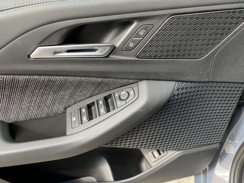 BMW 220i Active Tourer mit Detailansicht auf die Felgen