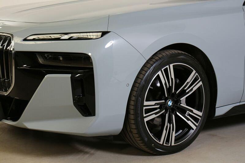 BMW 740d xDrive Limousine mit Detailansicht auf die Felgen