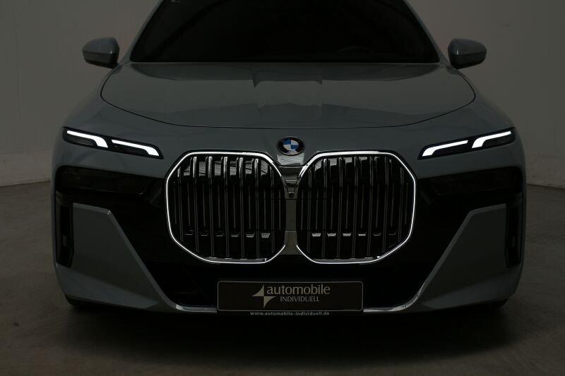 BMW 740d xDrive Limousine von vorne in Grau