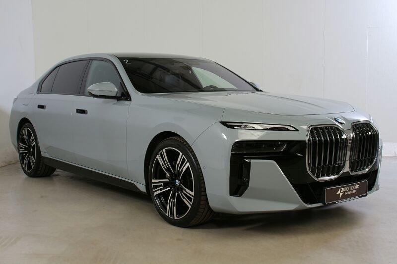 BMW 740d xDrive Limousine von vorne in Grau