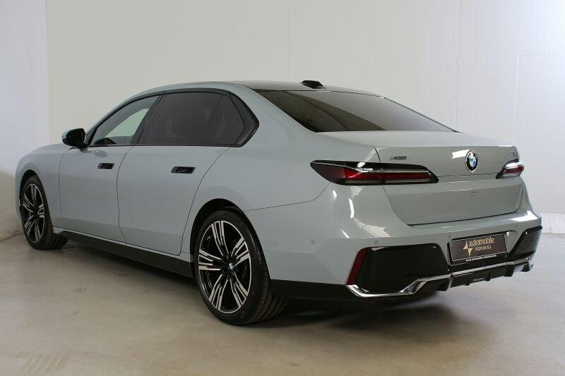 BMW 740d xDrive Limousine von hinten in Grau