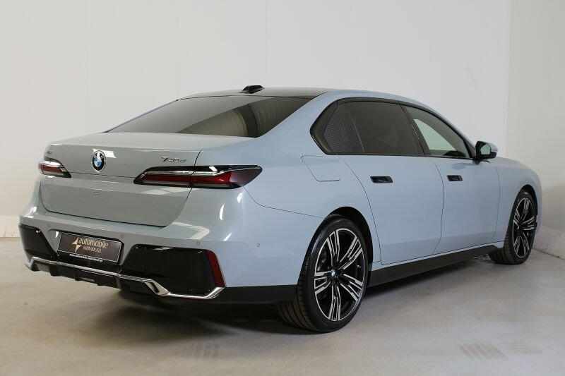 BMW 740d xDrive Limousine von hinten in Grau