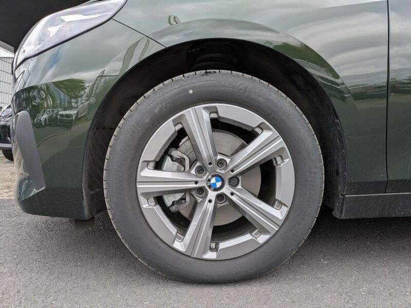 BMW 220i Active Tourer mit Detailansicht auf die Felgen