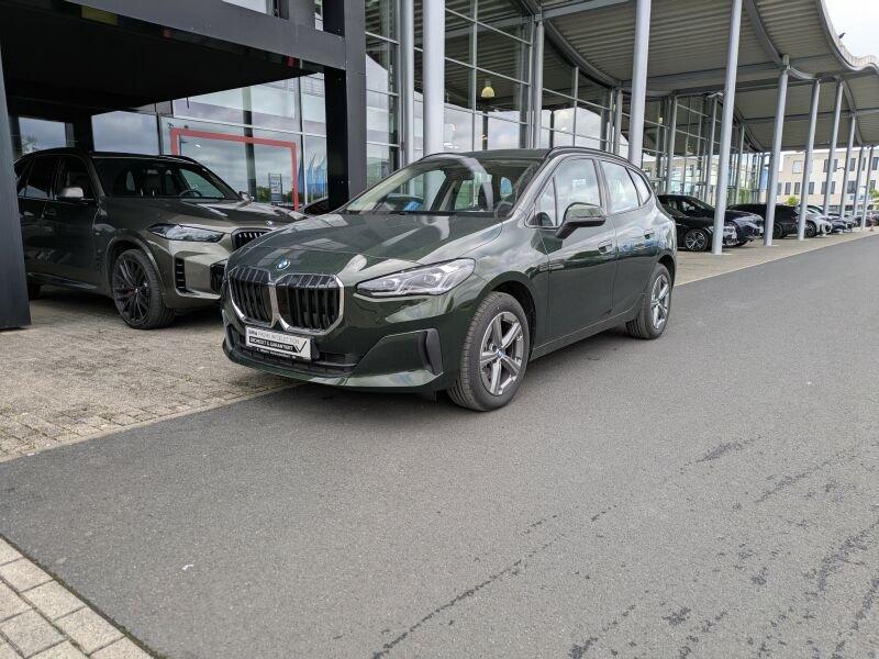 BMW 220i Active Tourer von vorne in Grün