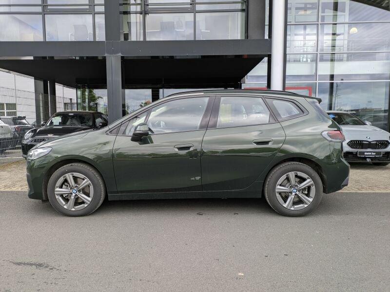BMW 220i Active Tourer von der Seite in Grün