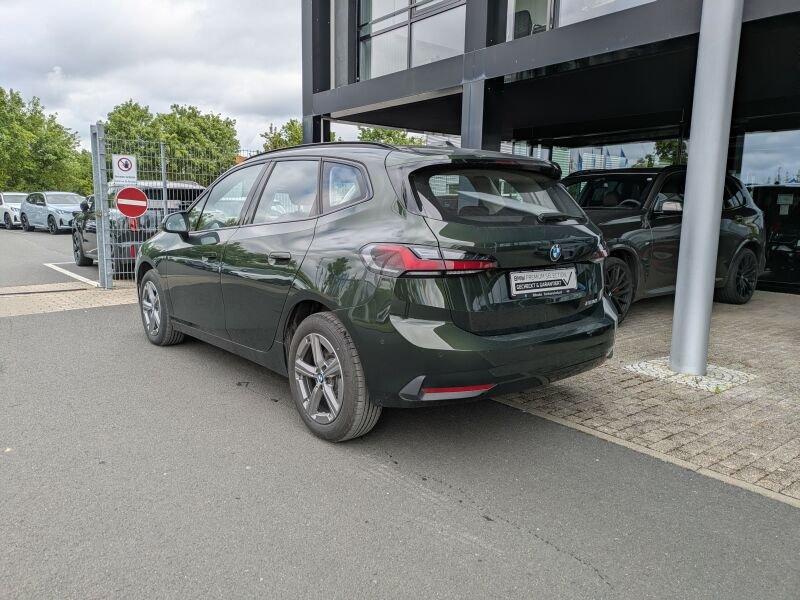 BMW 220i Active Tourer von hinten in Grün