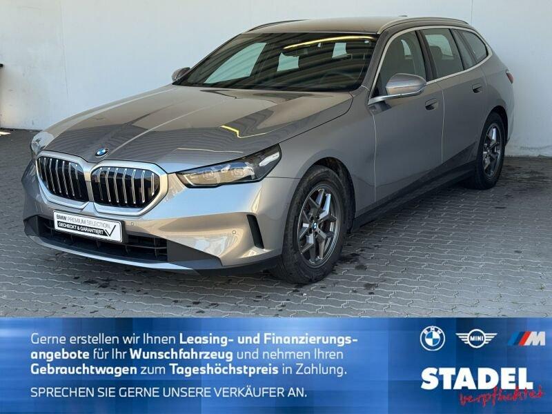 Mehrere Fahrzeuge im Bild