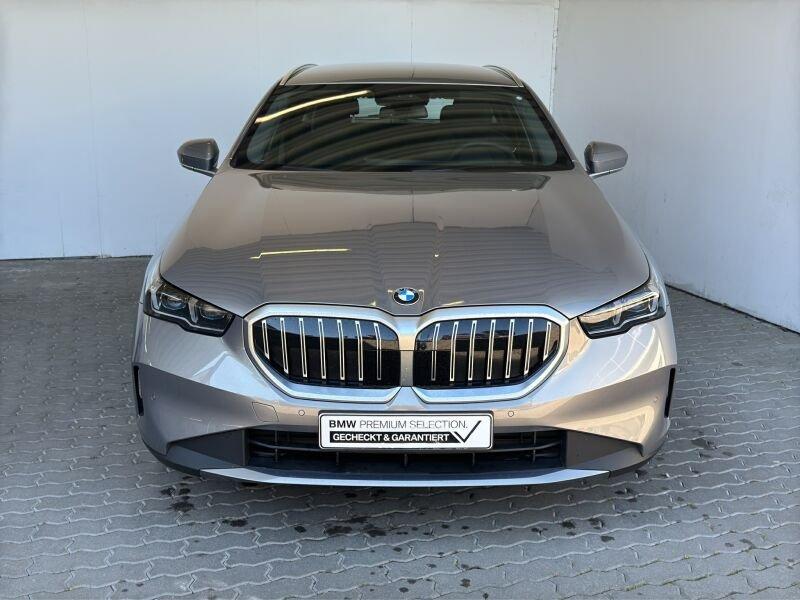 BMW 520d Touring von vorne in Grau