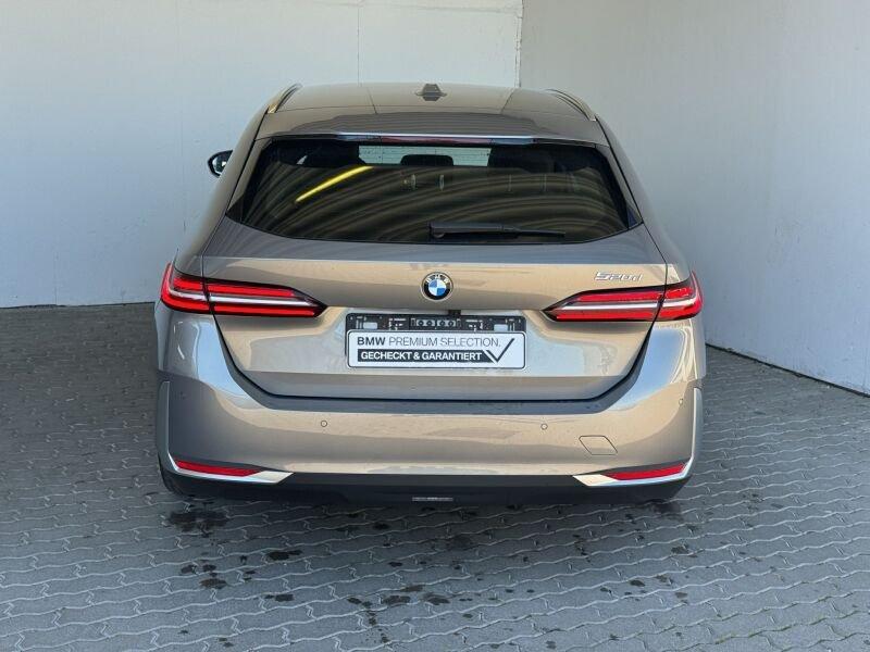 BMW 520d Touring von hinten in Grau