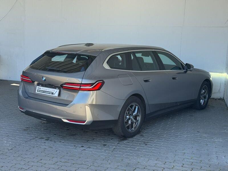 BMW 520d Touring von hinten in Grau