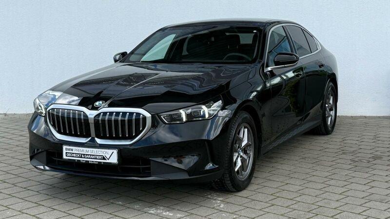 BMW 520d Limousine von vorne in Schwarz