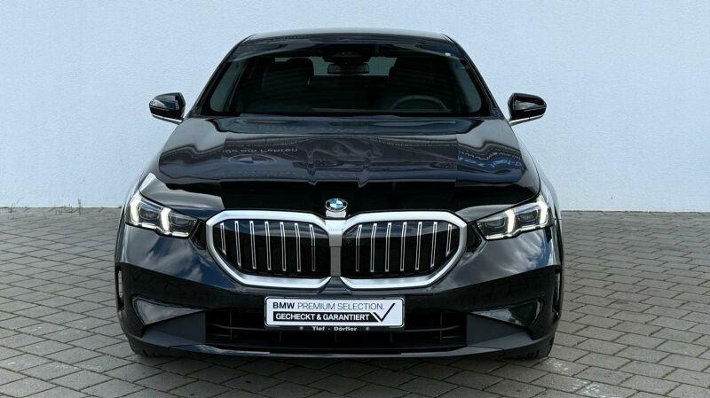 BMW 520d Limousine von vorne in Schwarz