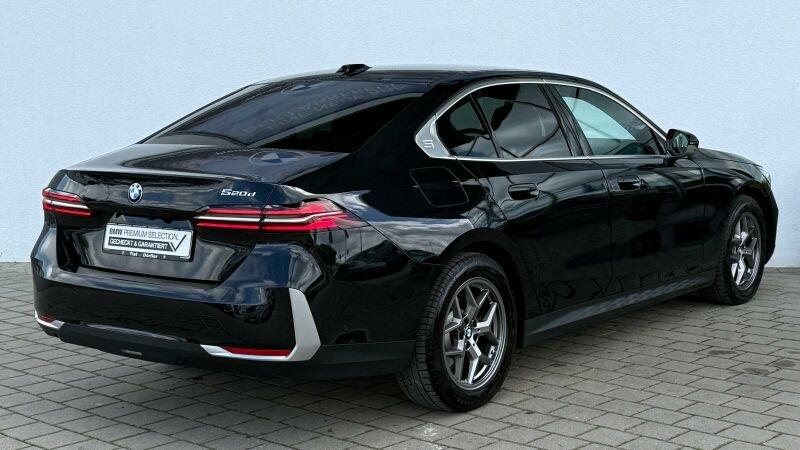 BMW 520d Limousine von hinten in Schwarz