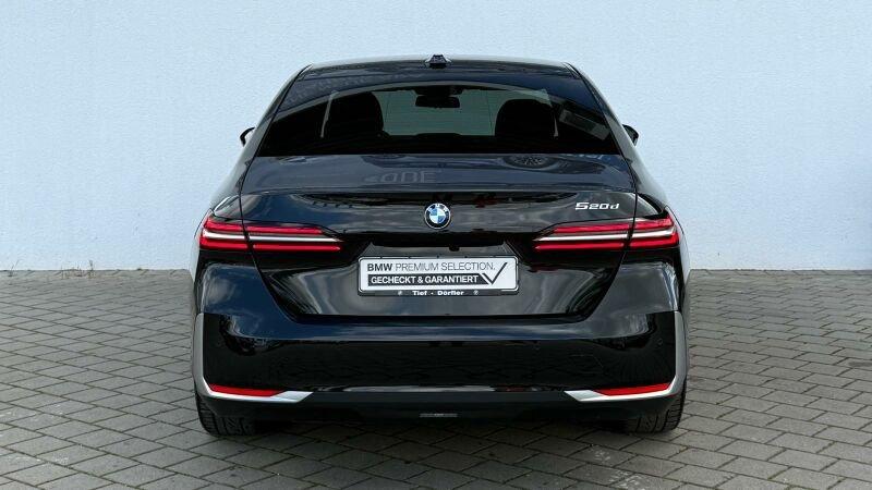 BMW 520d Limousine von hinten in Schwarz
