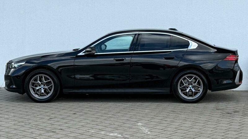 BMW 520d Limousine von der Seite in Schwarz